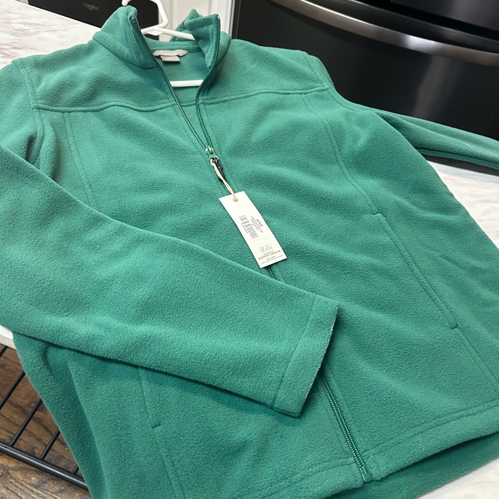 New with tags fleece jacket. Full zip. Slit pockets
